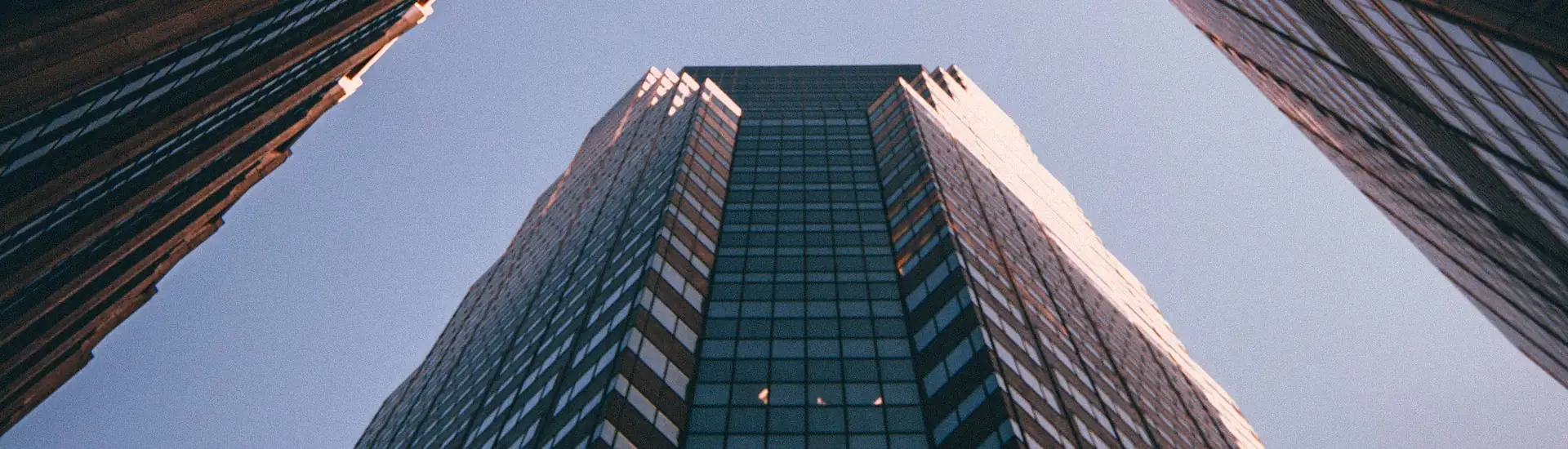 Edifícios empresariais vistos de baixo