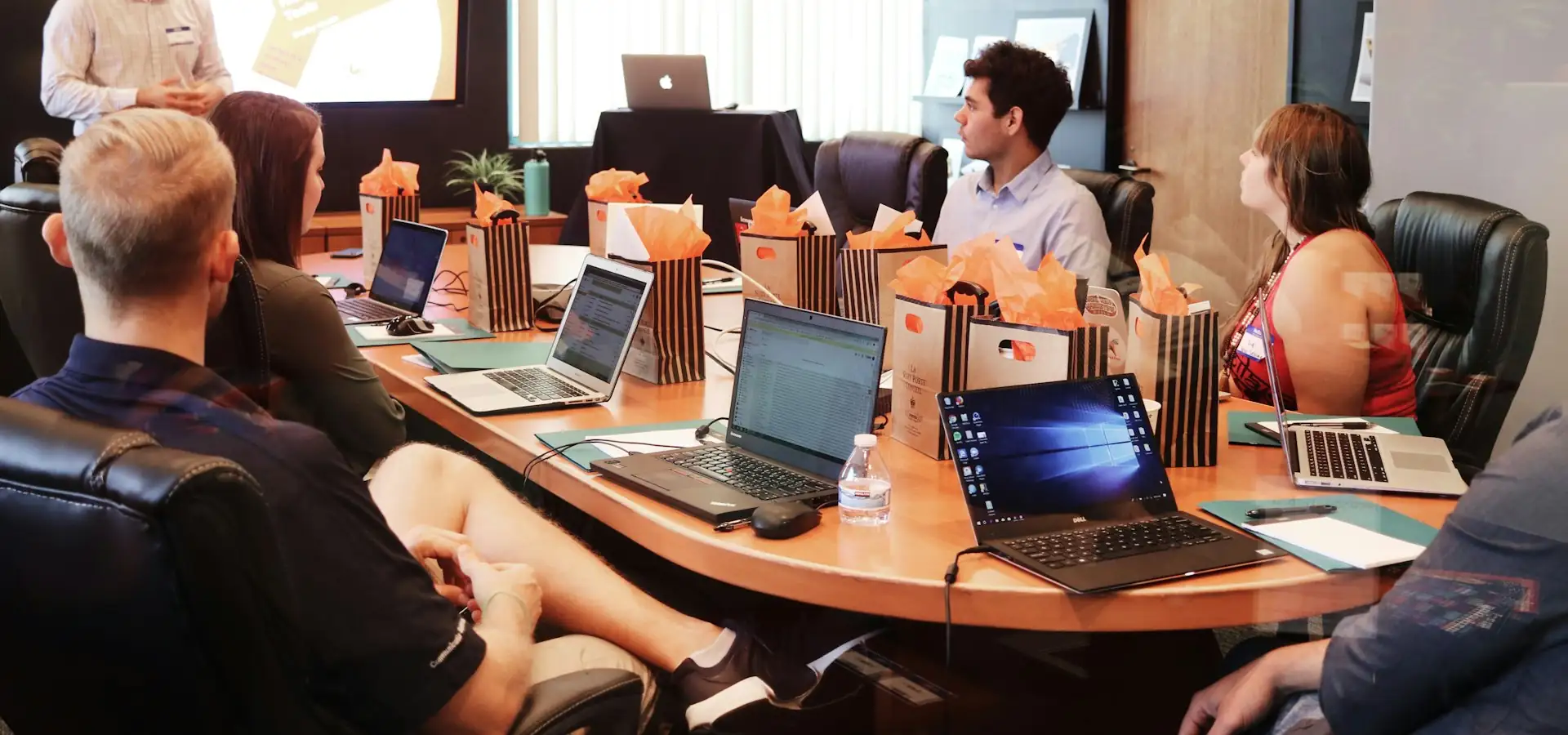 Reunião de equipe analisando informações contábeis da empresa Reunião de equipe analisando informações contábeis da empresa