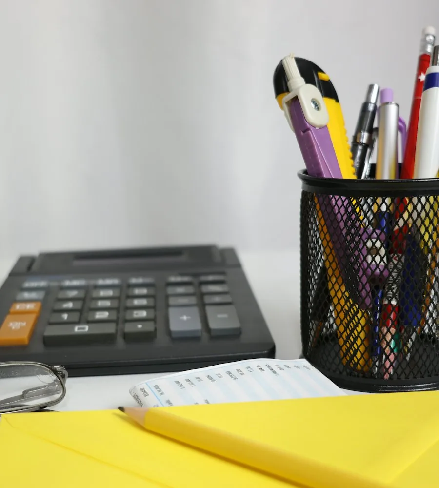 Mesa de trabalho com calculadora e documentos contábeis organizados Mesa de trabalho com calculadora e documentos contábeis organizados