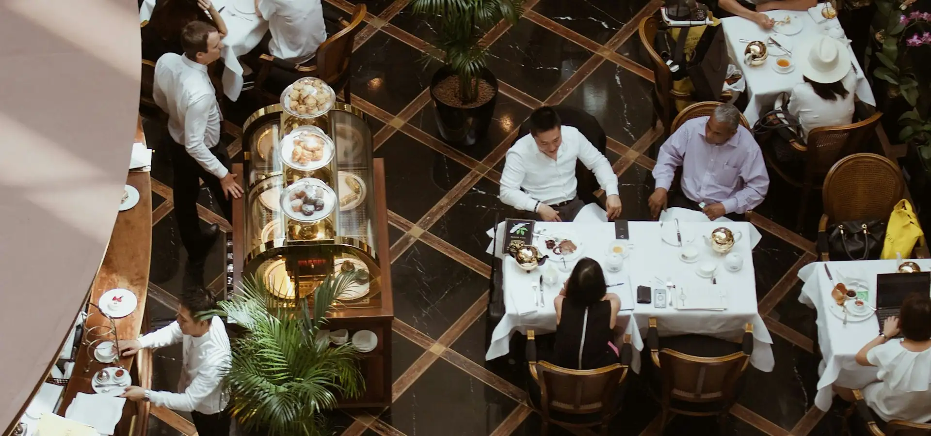 Salão de restaurante com clientes
