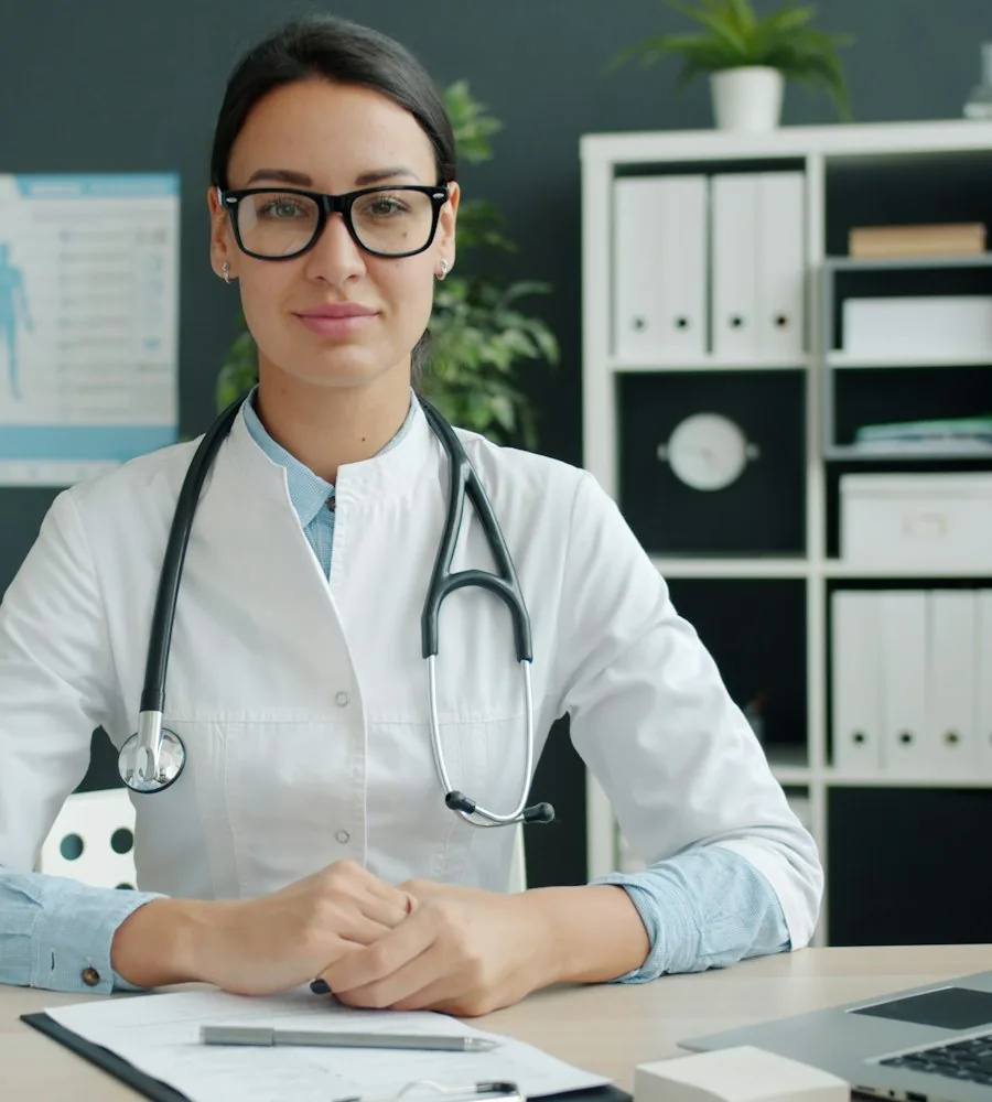 Médica em seu consultório Médica em seu consultório
