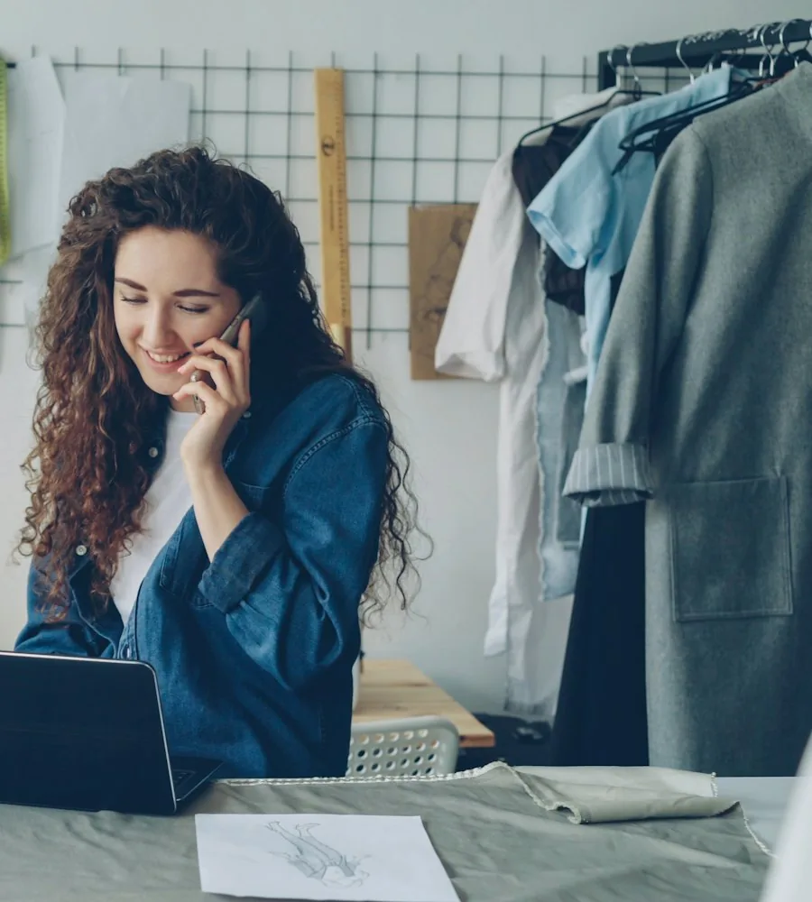 Empreendedora de serviços trabalhando em seu estúdio