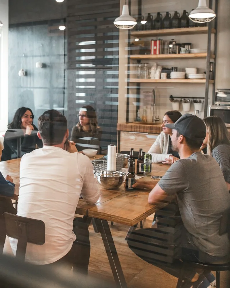 Equipe reunida em escritório de empresa em crescimento Equipe reunida em escritório de empresa em crescimento