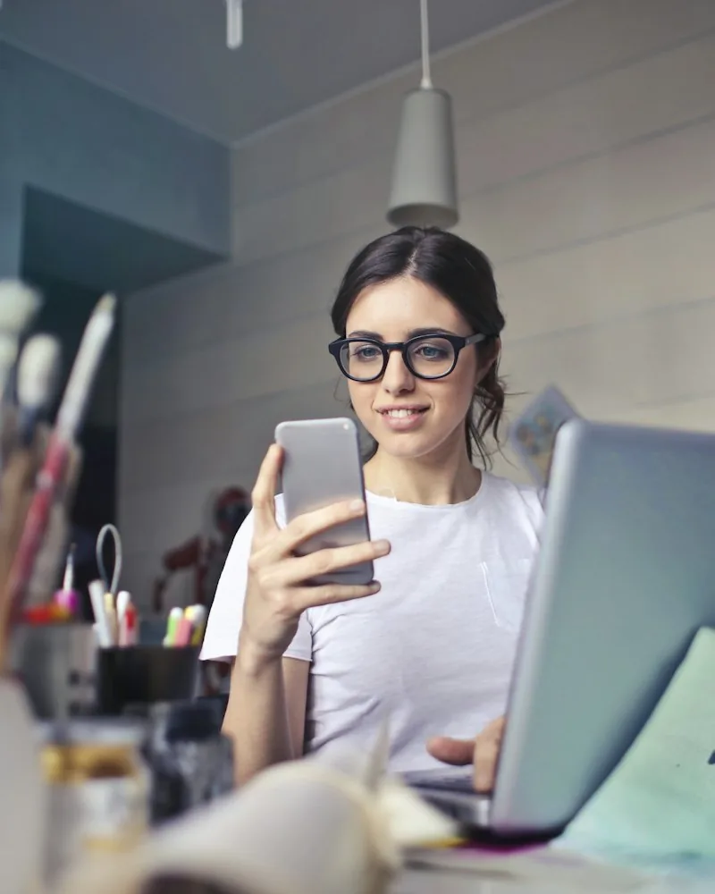 Empreendedora vendendo pela internet