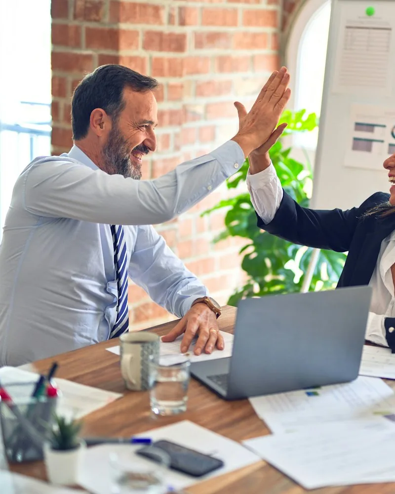 Sócios comemorando resultado da empresa