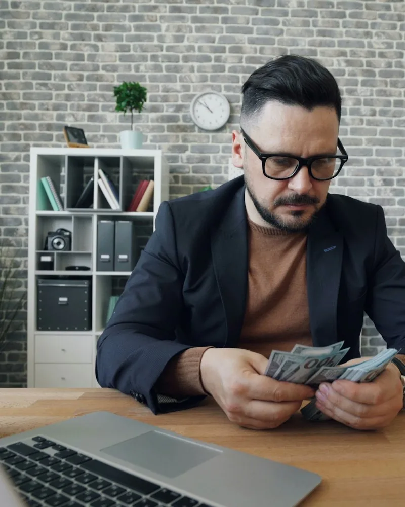 Empresário analisando documentos e contas da empresa