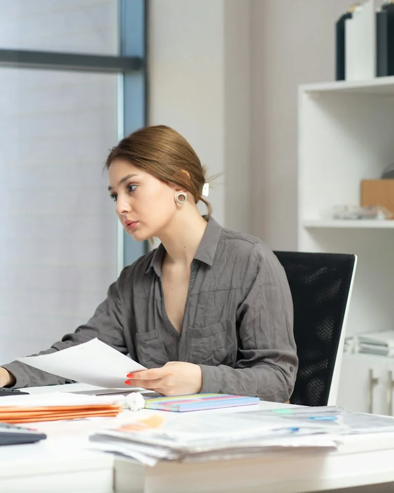 Profissional organizando documentos da empresa Profissional organizando documentos da empresa