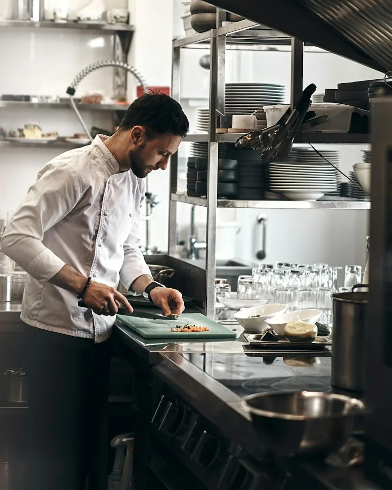 Cozinheiro preparando alimentos na cozinha de um restaurante