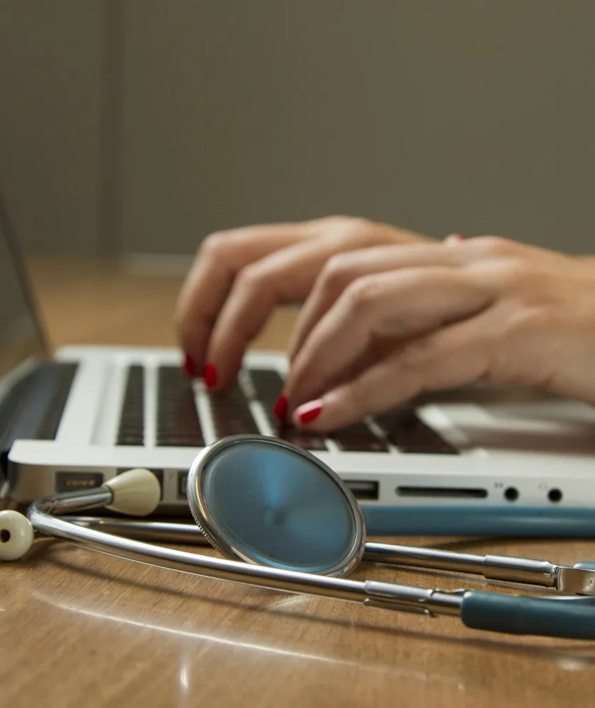 Profissional de saúde usando computador no consultório Profissional de saúde usando computador no consultório