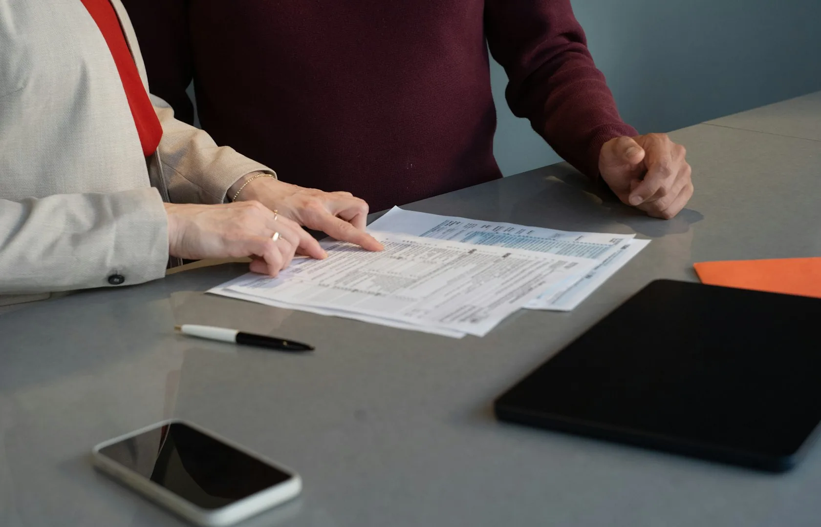 Profissional revisando documentos trabalhistas