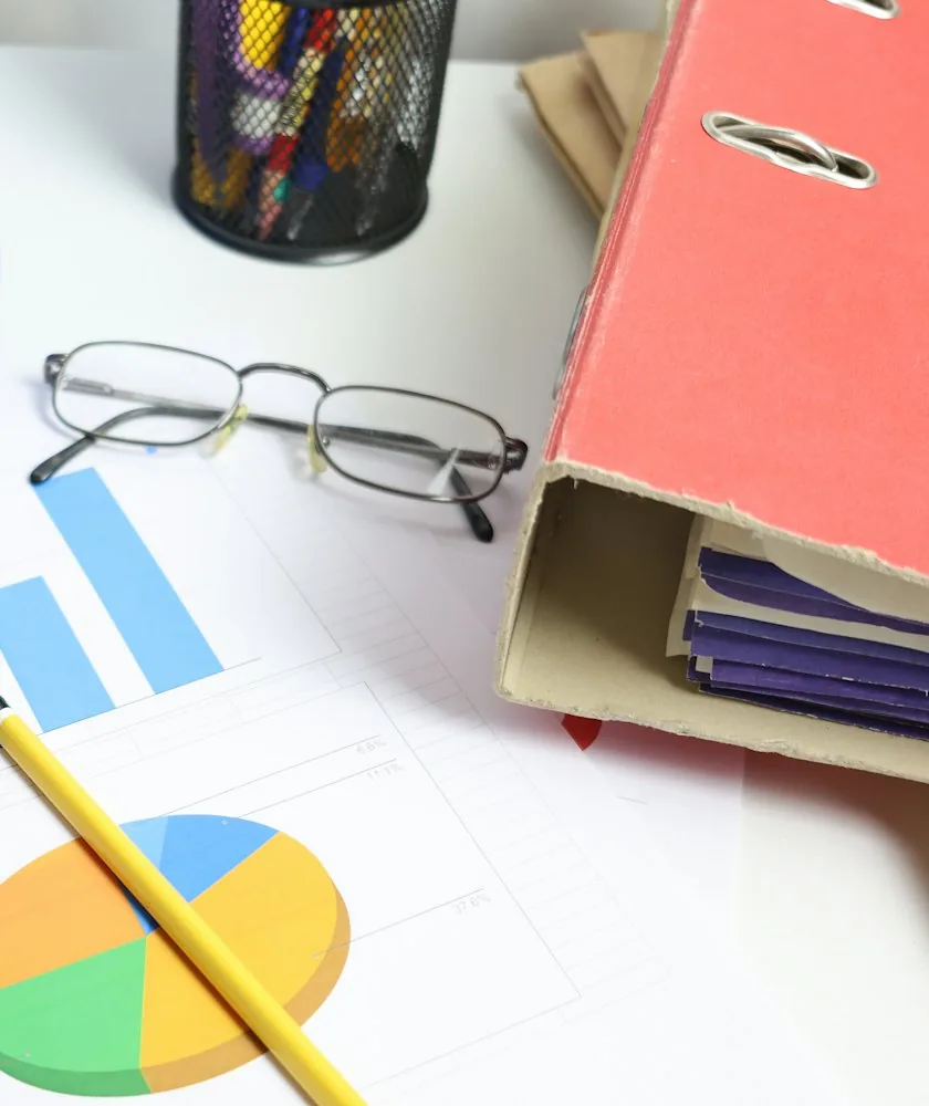 Mesa de trabalho com documentos contábeis Mesa de trabalho com documentos contábeis
