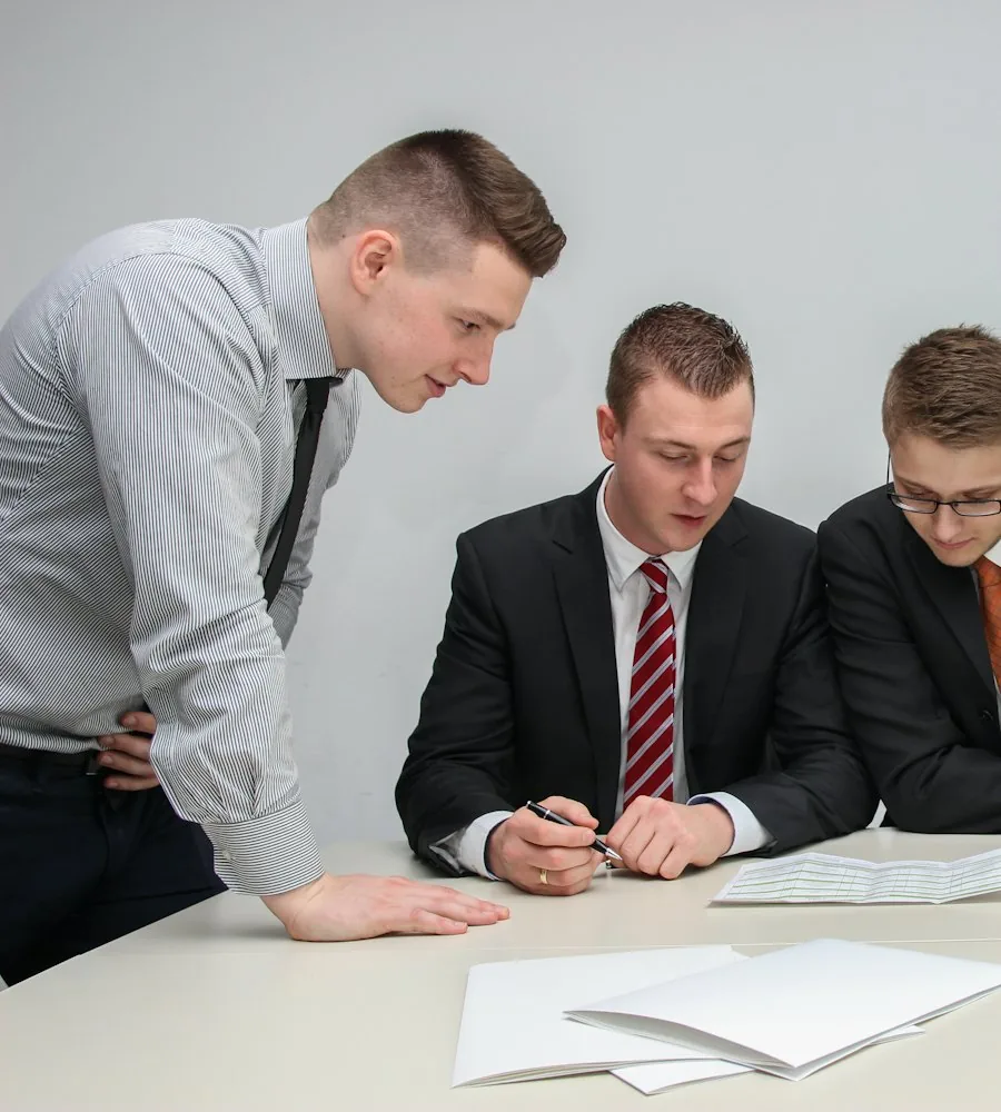 Contadores revisando documentos da empresa com o cliente